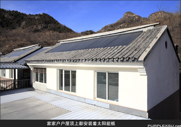 村民家的屋顶上安装着太阳能板
