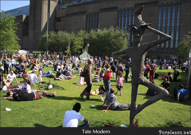 伦敦Tate Modern旁边休闲的人们