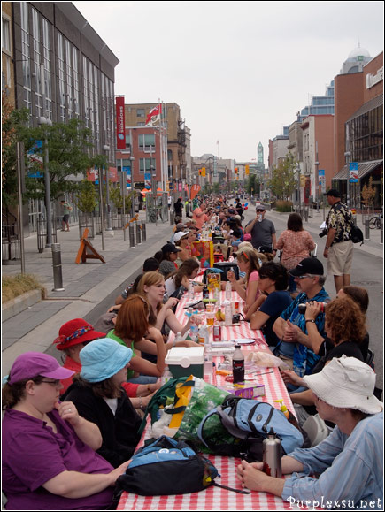 加拿大Kitchener街头的野餐长街宴