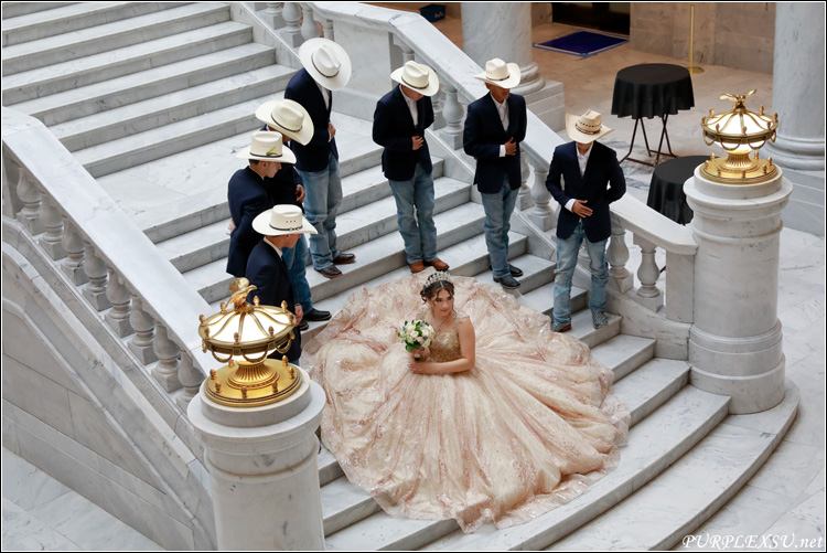 Utah State Capitol里拍婚纱照的新娘